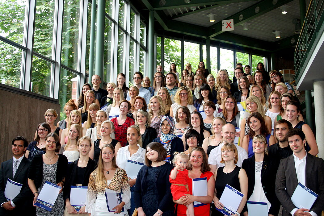 Foto (Maren Büttgen): Glückliche Absolventinnen und Absolventen der Ersten Staatsprüfung Juli 2014 im Audimax.