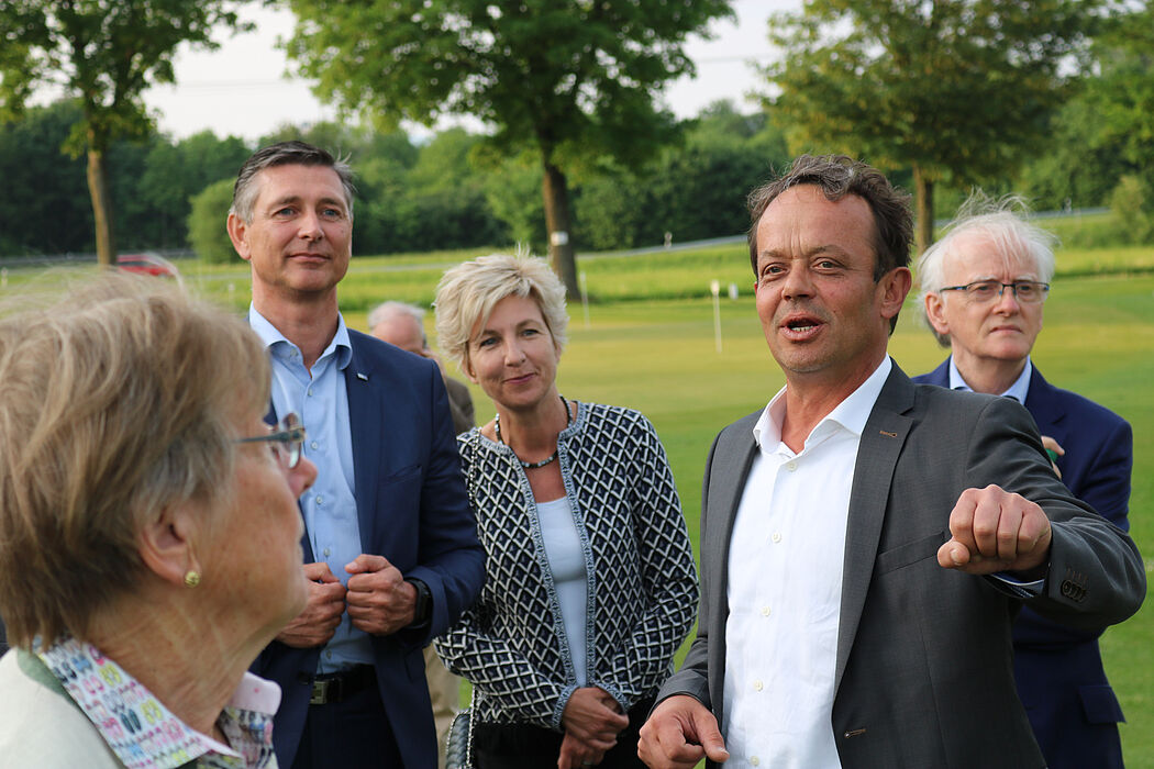 Foto (Universität Paderborn, Alexandra Dickhoff): Helmut Böhmer, Geschäftsführer des Haxterparks, führte die Mitglieder der Universitätsgesellschaft über das Parkgelände und zeigte ihnen unter anderem den Golfplatz.
