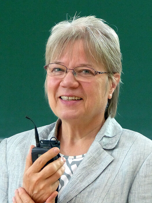 Foto (Universität Paderborn, Carina Uhde): Prof. Dr. Leena Suhl am 20. Juli in ihrer letzten Vorlesung an der Universität Paderborn.