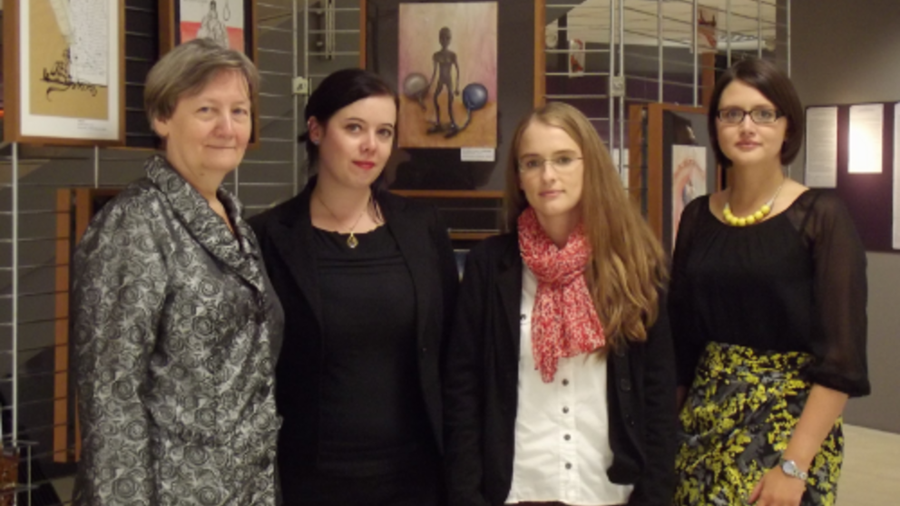 Foto: (v. l.) Die Museumsleiterin Dr. Katharina Neufeld, Dr. Sarah Kass, Anika Schediwy und Anastasia Buller eröffneten die Ausstellung mit einem feierlichen Grußwort (Foto: Annika Becker).
