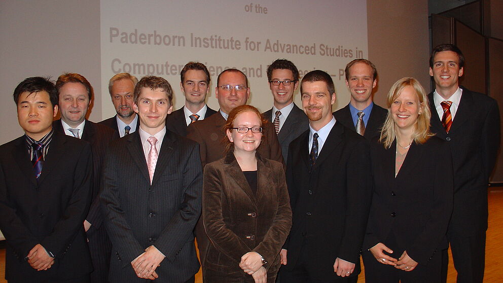 Foto: Auf der Eröffnungsfeier des Paderborn Institute for Advanced Studies in Computer Science and Engineering (PACE) wurden acht Doktoranden der International Graduate School zu Company Fellows ernannt. Bei ihren Dissertationen stehen ihnen die DaimlerC