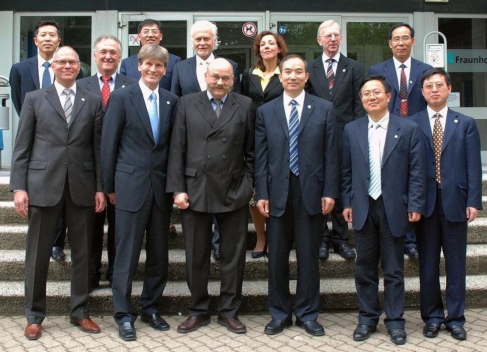 Foto (Universität Paderborn): An der Spitze der Delegation aus Qingdao stand der Parteisekretär der chinesischen Partnerhochschule Prof. Gao Qing (5.v.r.). Die Paderborner Abordnung wurde von Präsident Prof. Dr. Nikolaus Risch (4.v.l.) geleitet.