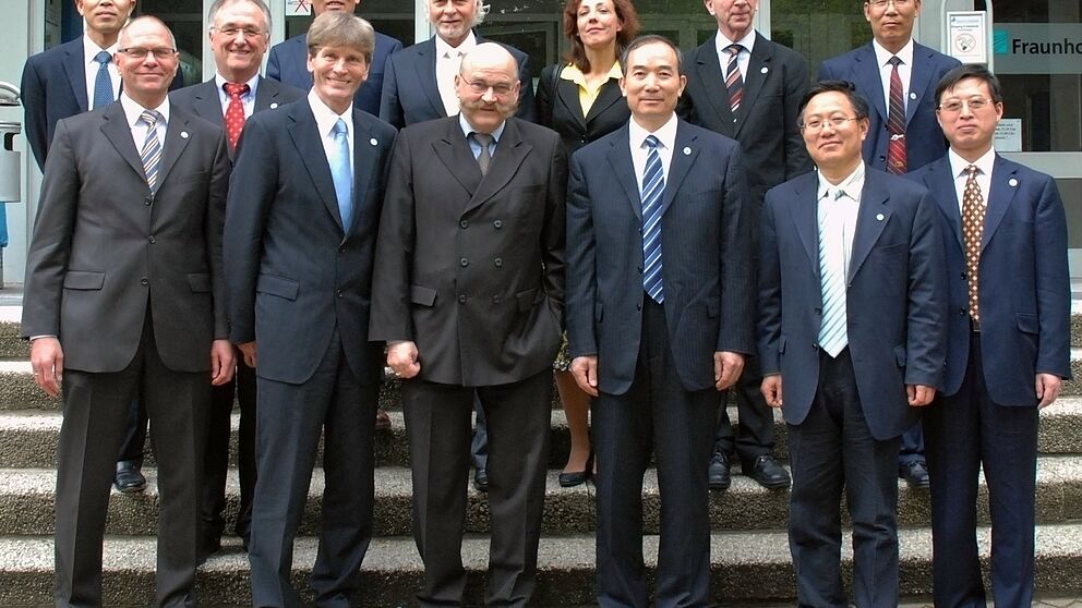 Foto (Universität Paderborn): An der Spitze der Delegation aus Qingdao stand der Parteisekretär der chinesischen Partnerhochschule Prof. Gao Qing (5.v.r.). Die Paderborner Abordnung wurde von Präsident Prof. Dr. Nikolaus Risch (4.v.l.) geleitet.