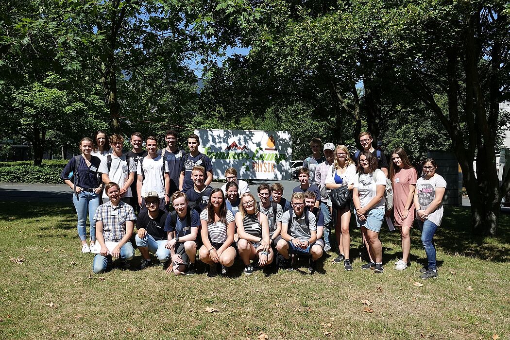 Foto (Universität Paderborn, Department Physik): Die Teilnehmenden des vierten SommerCamps Physik 2018 an der Uni Paderborn.