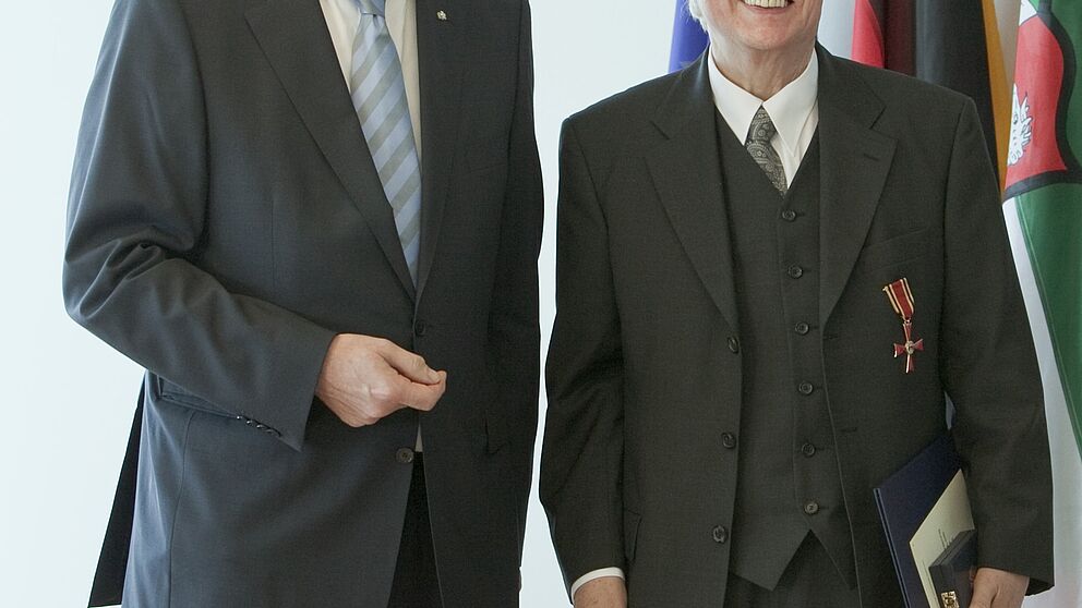 Foto (Ralph Sondermann): Ministerpräsident Jürgen Rüttgers überreichte Prof. em. Dr. Horst Ziegler den Verdienstorden der Bundesrepublik Deutschland.
