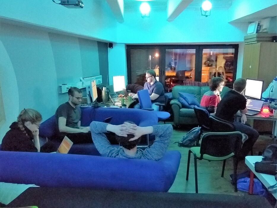Foto: Teammitglieder von /upb/hack während der Midnight Sun CTF in den Räumen des Vereins C3PB. Der Wettbewerb dauerte 24 Stunden.