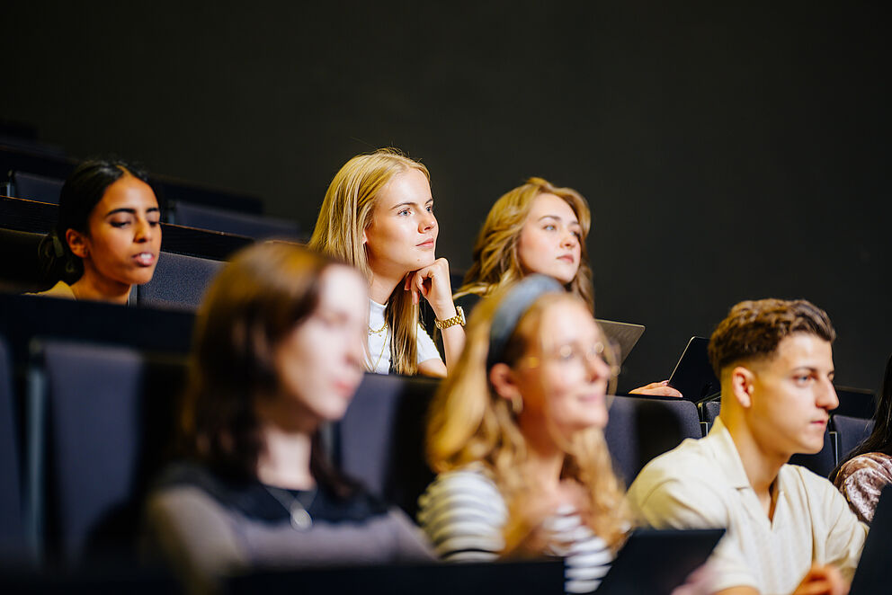 Studierende im Hörsaal der Universität Paderborn