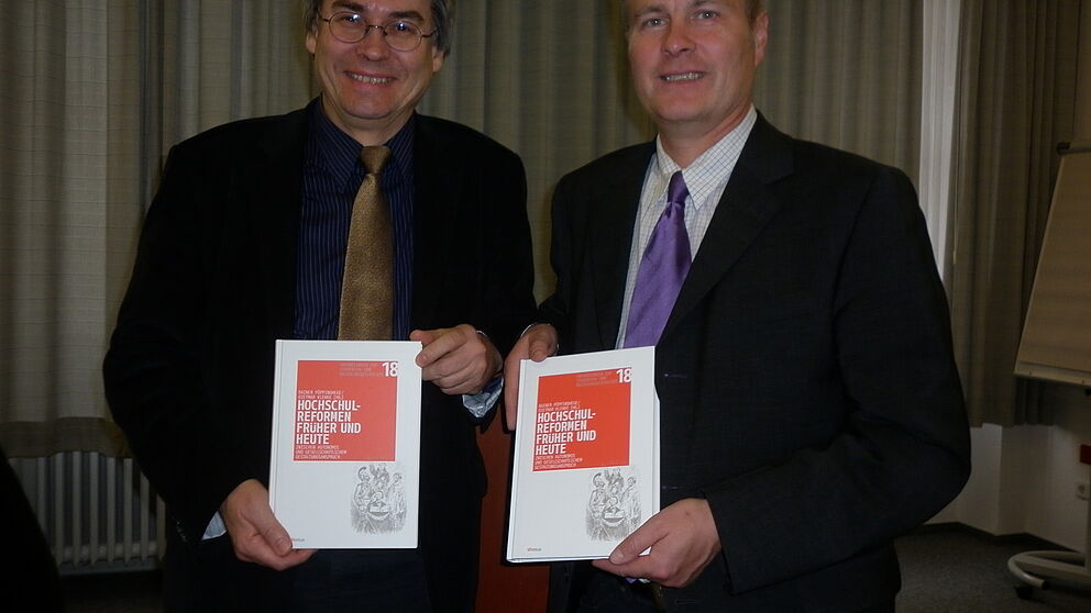 Foto: Prof. Dr. Dietmar Klenke (li.) und Dr. Rainer Pöppinghege präsentieren ihr neues Buch "Hochschulreformen früher und heute zwischen Autonomie und gesellschaftlichem Gestaltungsanspruch".