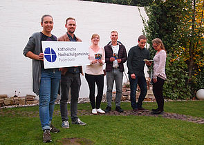 Foto (KHG): Campus-Katholiken: Studierendenpfarrer Nils Petrat und das Team der KHG. Foto (KHG): Campus-Katholiken: Studierendenpfarrer Nils Petrat und das Team der KHG.