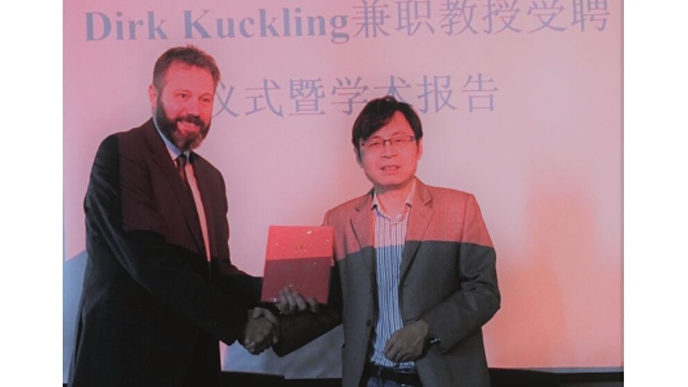 Foto (Prof. Dr. Songjun Li, Jiangsu University): Prof. Dr. Dirk Kuckling (links) bei der Urkundenvergabe durch Prof. Dr. Guanjun Qiao.