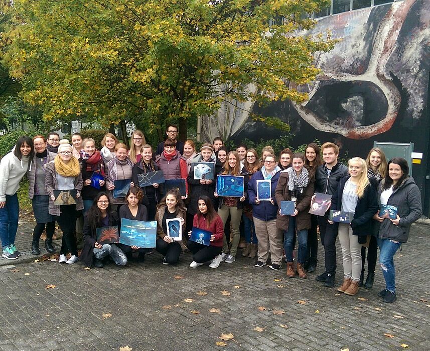 Foto (Universität Paderborn, Christiane Scholle): Die Seminargruppe „Werkstatt-Malerei – Das Verschwinden der Nacht“ vor dem Kunstsilo.