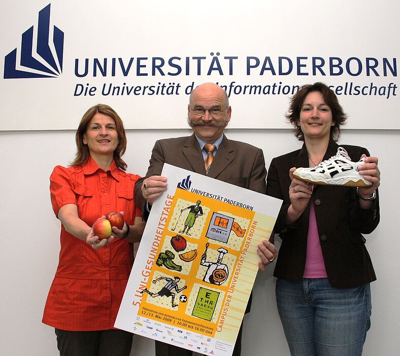 Foto (Heiko Appelbaum): v. li.: Diana Riedel, Sachgebietsleiterin für Arbeits-, Gesundheits- und Umweltschutz an der Universität Paderborn, Uni-Kanzler Jürgen Plato und Sandra Bischof freuen sich auf die Uni-Gesundheitstage 2009.