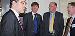Foto: Wissenschaft trifft Wirtschaft – Die Veranstaltung bot jede Menge Gelegenheit, Kontakte zu knüpfen und zu vertiefen (v. li.): Prof. Dr.-Ing. Hans-Joachim Schmid, Prof. Dr. Nikolaus Risch, Bill Gerry (Boeing) und Stephan Eelman (Boeing).