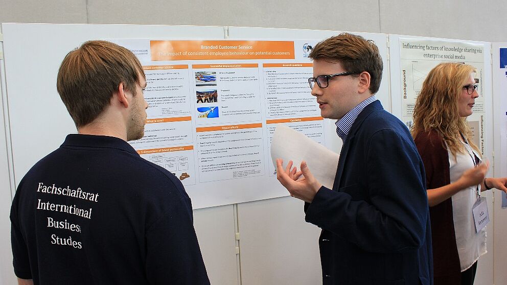 Foto (Universität Paderborn): IBS-Studierende bei der Posterpräsentation.