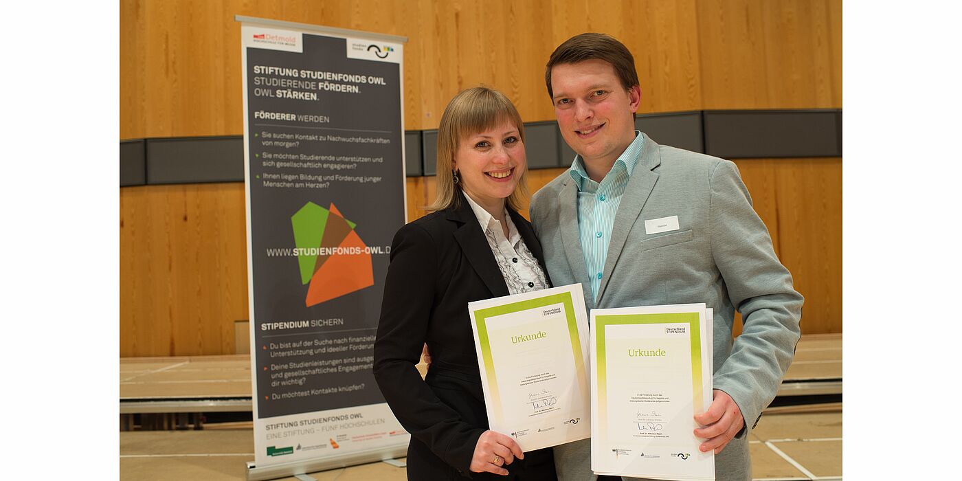 Abbildung: Studierende und angehende Abiturienten können sich bis zum 30. April 2015 für ein Stipendium der Stiftung Studienfonds OWL bewerben. Neben der finanziellen Förderung in Höhe von 300 Euro monatlich profitieren die Stipendiaten auch von einer