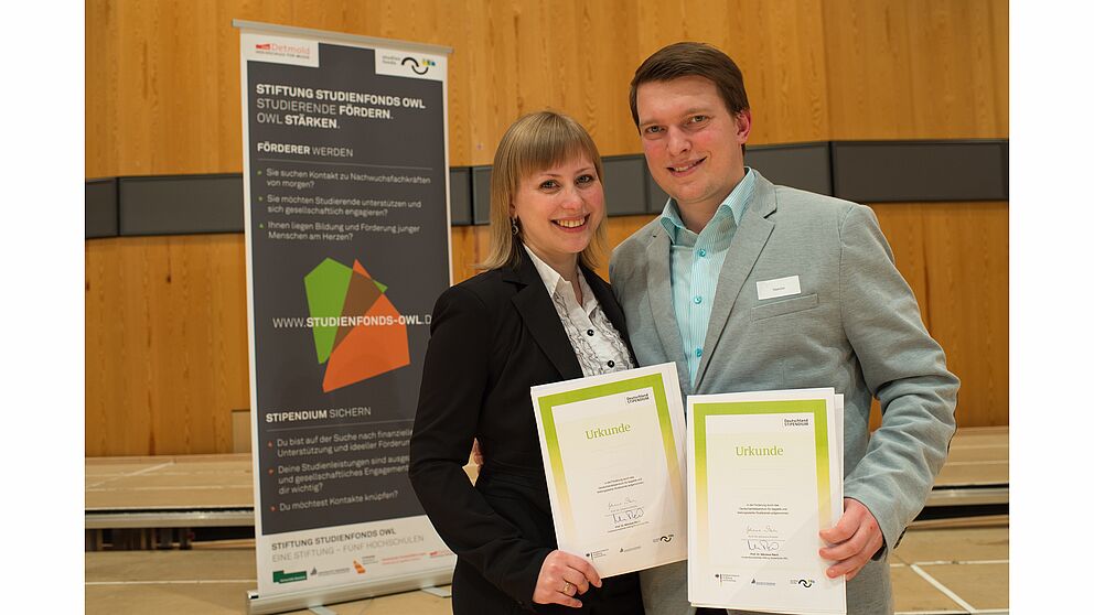 Abbildung: Studierende und angehende Abiturienten können sich bis zum 30. April 2015 für ein Stipendium der Stiftung Studienfonds OWL bewerben. Neben der finanziellen Förderung in Höhe von 300 Euro monatlich profitieren die Stipendiaten auch von einer