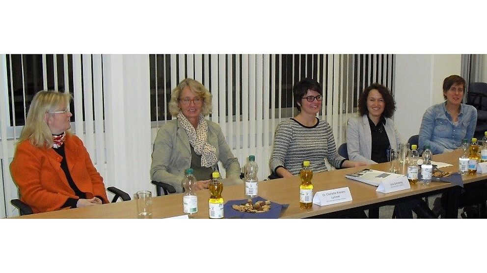 Foto: Die Referentinnen des Abends: (von links) Prof. Dr.-Ing. Eva Schwenzfeier-Hellkamp, Dr. Charlotte Wieners-Lummer, Julia Geneberg, Olga Käthler und Dr. Claudia Köhler.