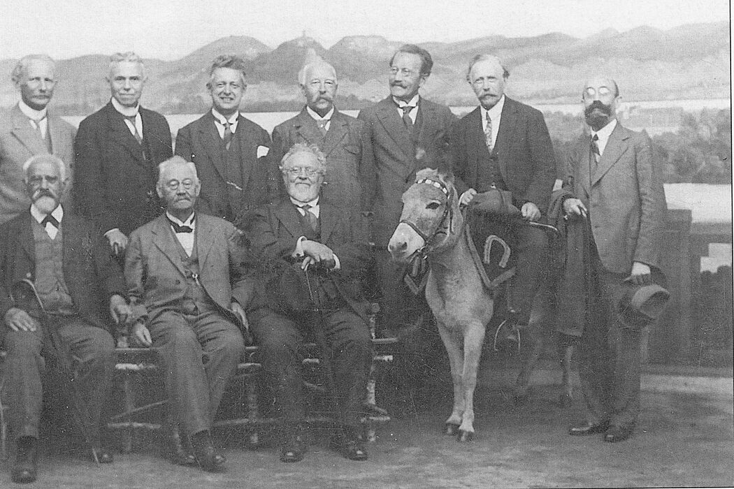 Foto: Die Abbildung zeigt Bonner Professoren bei einem Ausflug am Drachenfels im Siebengebirge, 1931. Quelle: Universitätssarchiv Bonn.