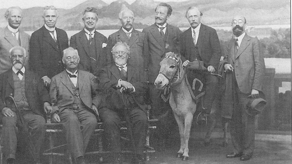 Foto: Die Abbildung zeigt Bonner Professoren bei einem Ausflug am Drachenfels im Siebengebirge, 1931. Quelle: Universitätssarchiv Bonn.