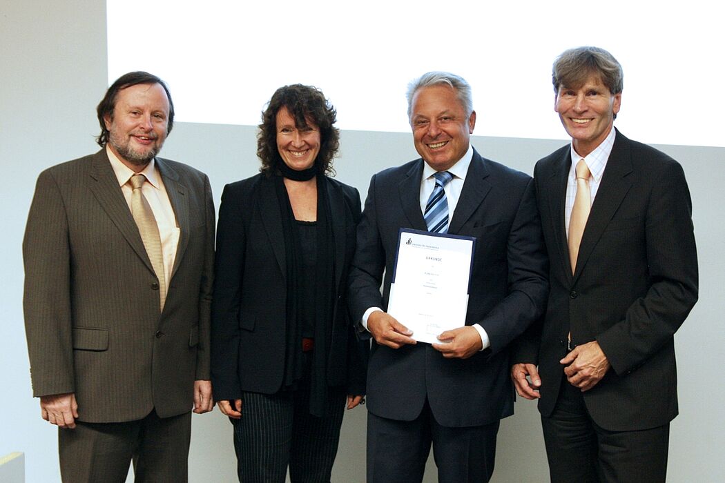 Foto (Universität Paderborn): Von links: Dekan der Fakultät für Wirtschaftswissenschaften Prof. Dr. Peter F. E. Sloane mit Prof. Dr. Caren Sureth, Prodekanin für Forschung, Honorarprofessor Dr. Jörg Hernler und Universitätspräsident Prof. Dr. Nikol