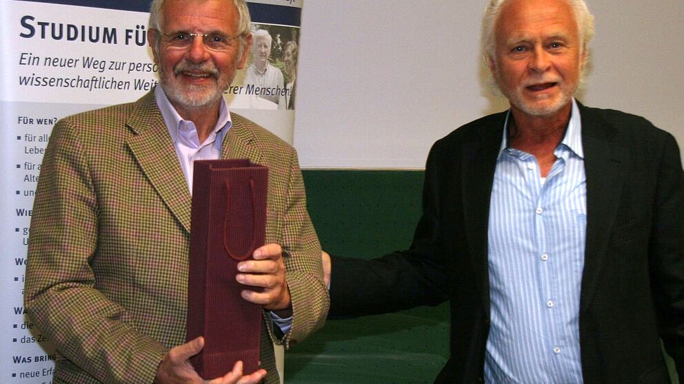 Abbildung: Links Peter Schneider mit dem „guten Tropfen, der Tränen wegdrückt“. Rechts sein Nachfolger Hans-Joachim Warnecke, ehemaliger Dekan der Fakultät für Naturwissenschaften.