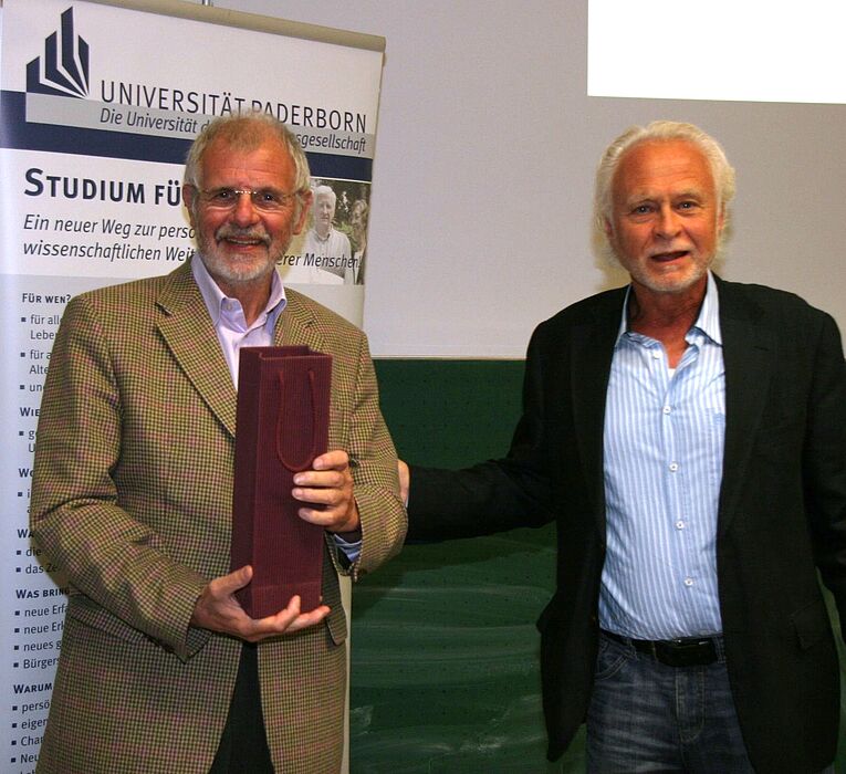 Abbildung: Links Peter Schneider mit dem „guten Tropfen, der Tränen wegdrückt“. Rechts sein Nachfolger Hans-Joachim Warnecke, ehemaliger Dekan der Fakultät für Naturwissenschaften.