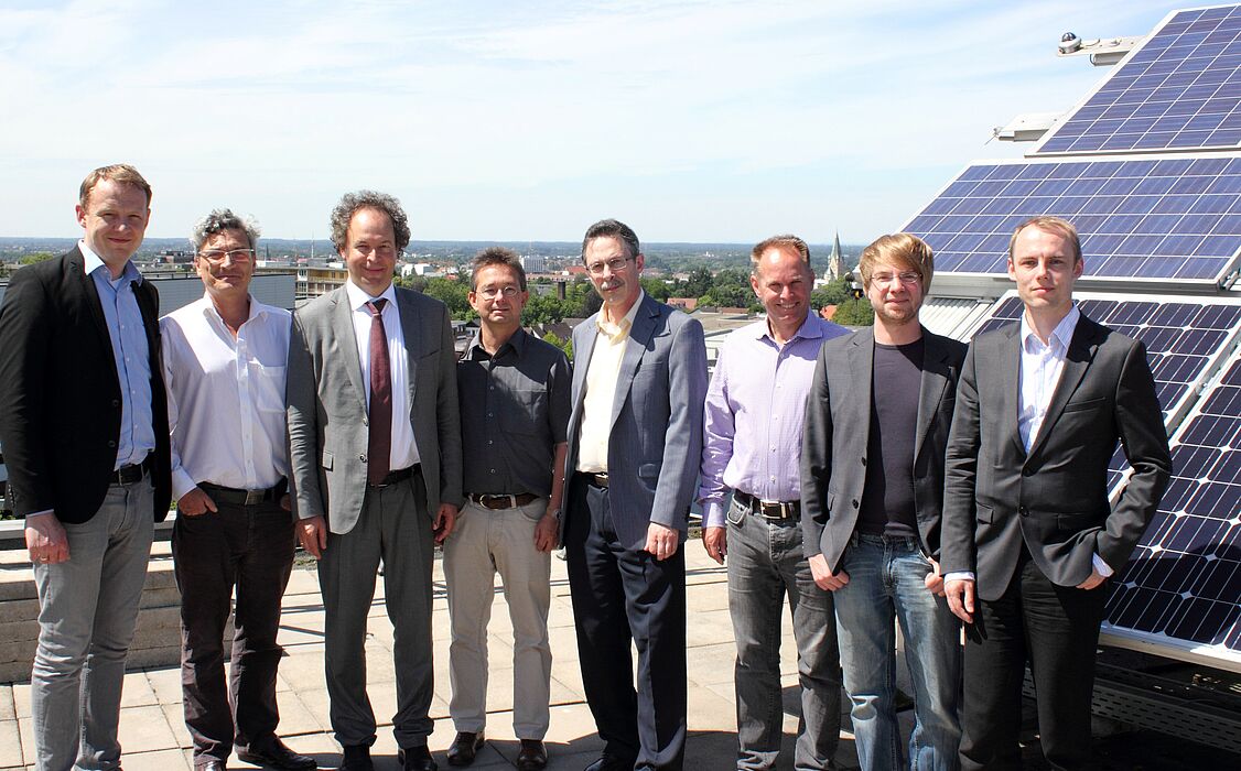 Foto (Universität Paderborn; KET): Wollen gemeinsam die Lebensdauer von PV-Modulen verlängern: Dr. Wilhelm Peters (Fachgebiet Leistungselektronik und Elektrische Antriebstechnik), Prof. Dr. Jadran Vrabec (Lehrstuhl für Thermodynamik und Energietechnik,