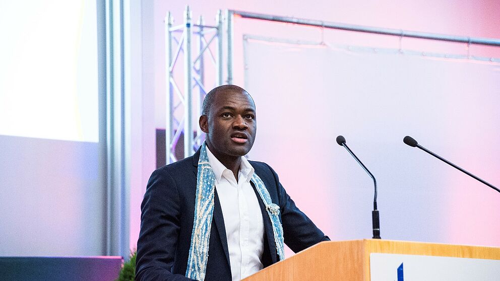 Foto (Universität Paderborn): DAAD-Fachlektor Dr. Yanick Kemayou, der selbst an der Universität Paderborn International Business Studies studierte und dort auch promovierte, hielt die Alumnus-Festrede am Tag der Wirtschaftswissenschaften 2018.