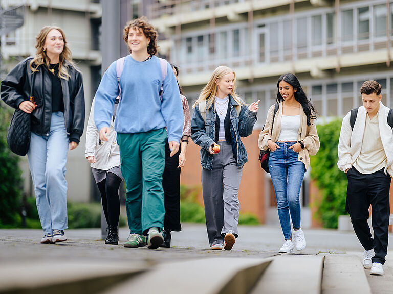Studierende auf dem Campus der Universität Paderborn