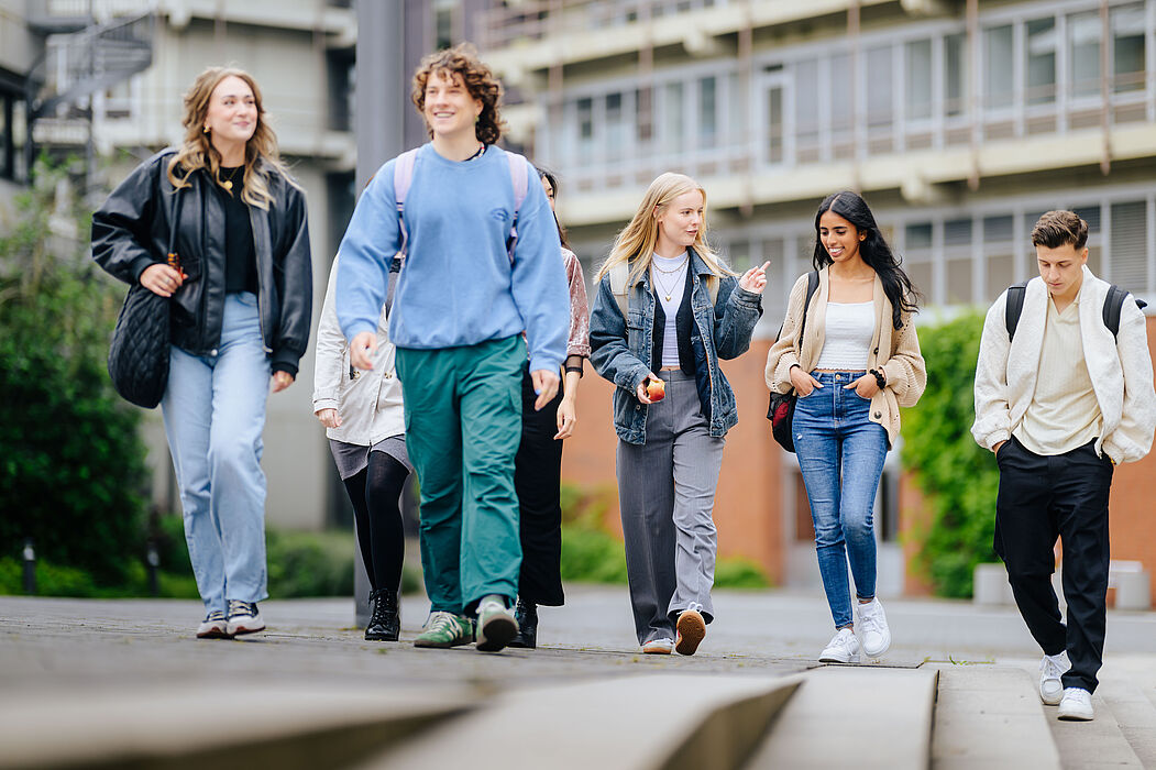 Studierende auf dem Campus der Universität Paderborn