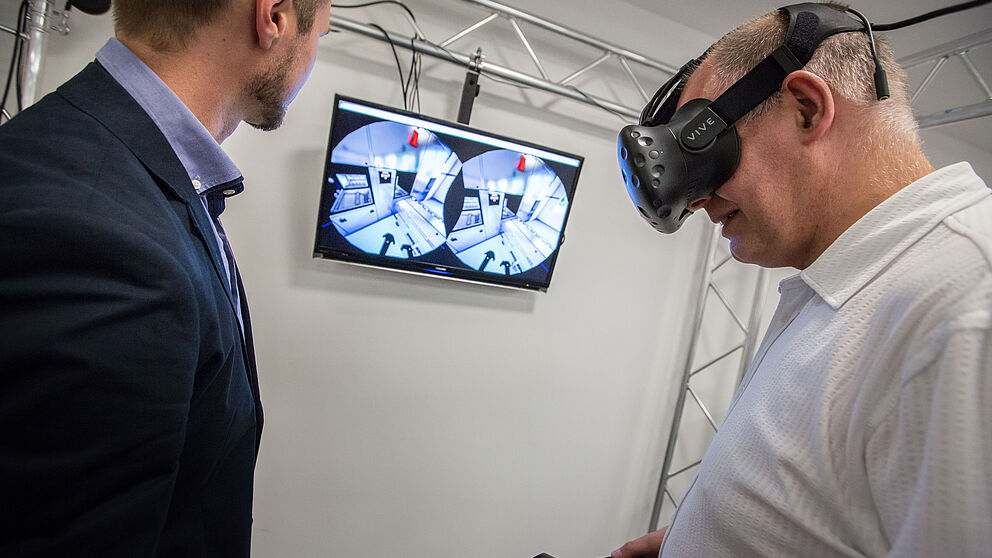 Bild (David Gense): Miele hat ein digitales Abbild seines Professional Sterilisators erstellt. Mit VR bewegt der Nutzer sich durch die komplette Anlage, vollzieht Prozesse und Zusammenhänge hautnah nach.