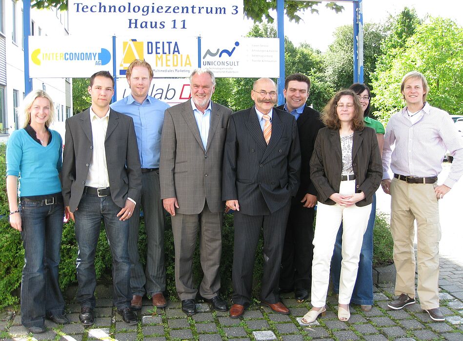 Foto (Universität Paderborn): (v. li.): Inga Hildebrand, Alexander Schön, Steffen Terberl, Bernd Seel, Jürgen Plato, Yuriy Shkonda, Lydia Ortkraß, Carmen Niggemeier und Leonard Kaup.