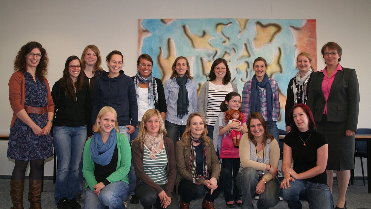 Foto (Universität Paderborn, Maike Amen): Mentees und Mentorinnen des dritten Jahrgangs bei der Auftaktveranstaltung zusammen mit Projektleiterin Prof. Dr. Ingrid Scharlau und Projektkoordinatorin Julia Steinhausen.
