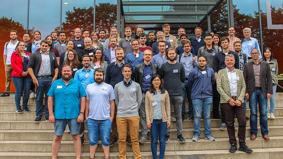 Foto (Universität Paderborn, Simon Ratmann): Gruppenfoto der Konferenzteilnehmer.