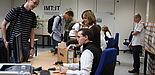 Foto (Frauke Döll): Auszubildende Jeannette Schopny und Sebastian Porombka, studentische Hilfskraft des IMT, statten die Erstsemester mit Netbooks und Informationen aus.