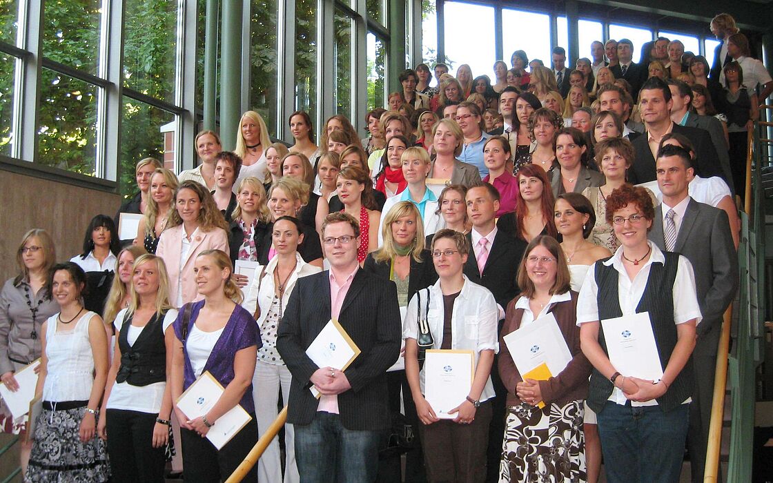 Foto (Universität Paderborn): Absolventinnen und Absolventen des Ersten Staatsexamens im Sommersemester 2008.