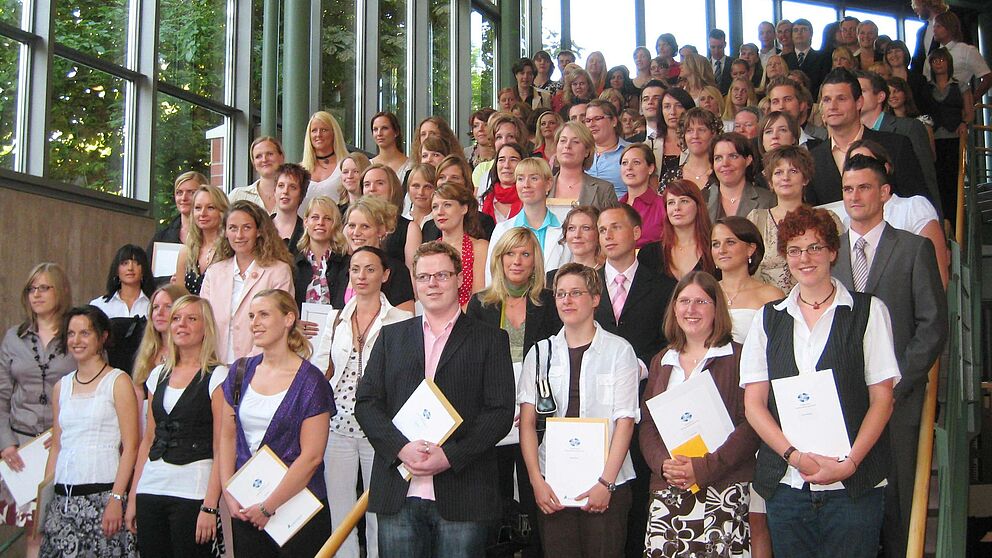 Foto (Universität Paderborn): Absolventinnen und Absolventen des Ersten Staatsexamens im Sommersemester 2008.