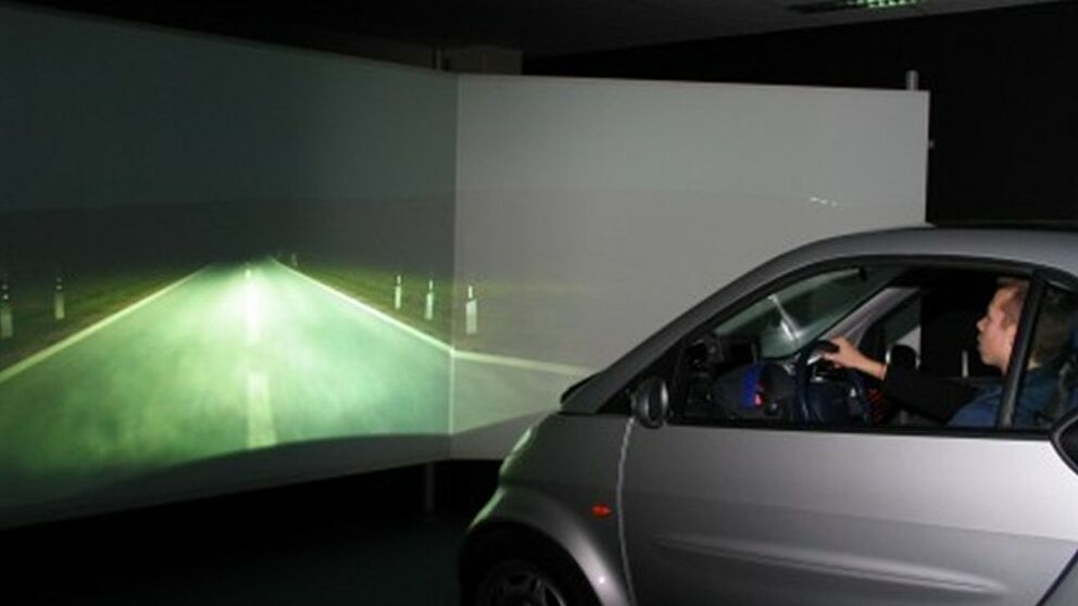 Foto: L-LAB-Fahrsimulator, der ein echtes Fahrzeug mit einer virtuellen Teststrecke interaktiv verknüpft