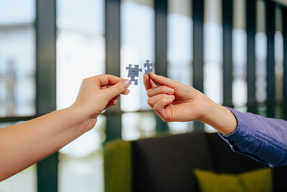 Menschen puzzlen in der Luft