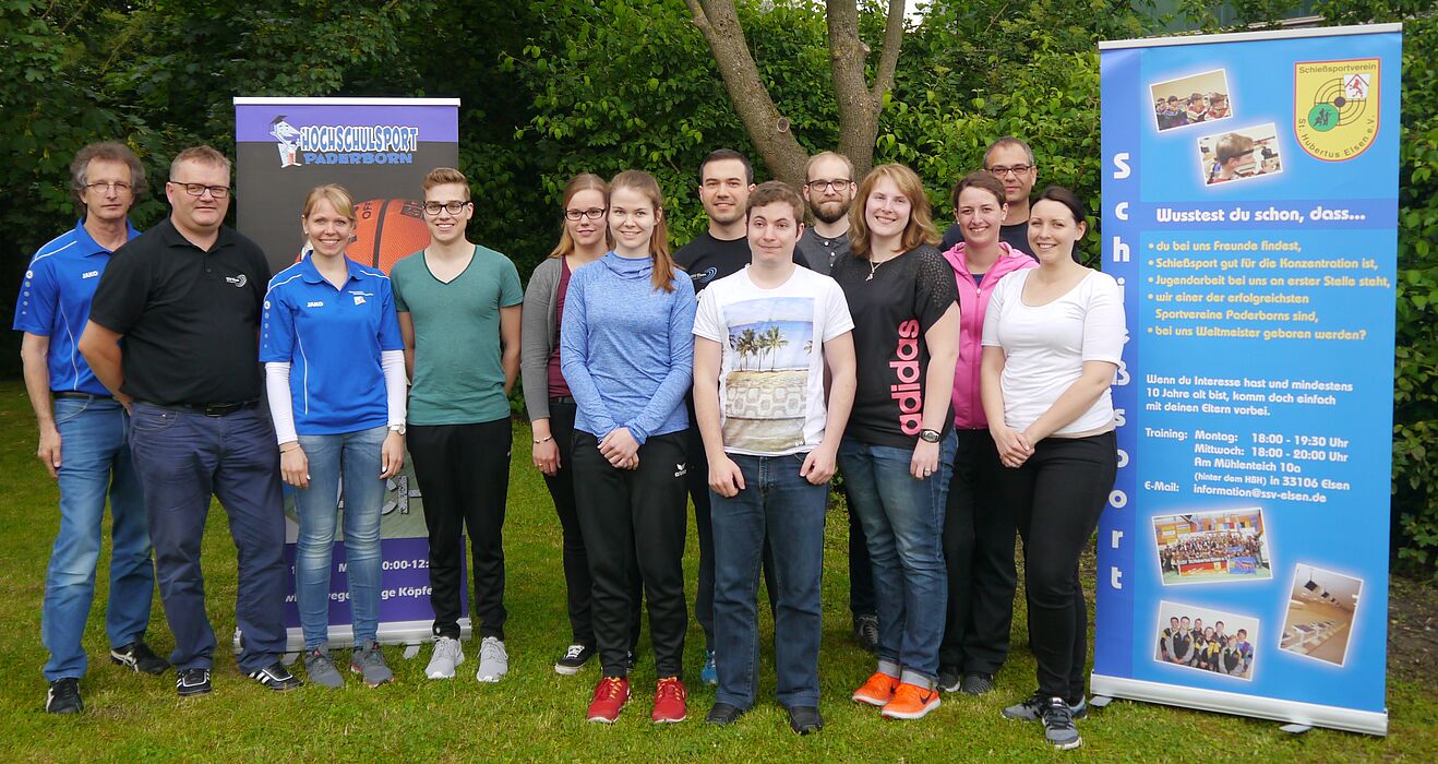 Foto (Universität Paderborn, Conny Raetze): 1. v. l. adh-Finanzreferent Bernd Mühle, 2. v. l. Markus Quickstern, Vorsitzender SSV Elsen, 3. v. l. adh-Disziplinchefin Julia Hochmuth mit den Siegern der Deutschen Hochschulmeisterschaft 2016. Es fehlen auf