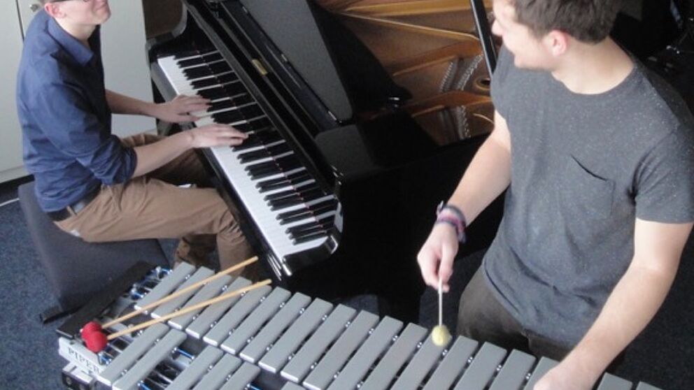 Foto (E. Wiemann): Üben für das Studiokonzert: David Sagemüller am Flügel, Alexander Wecker am Vibraphon.