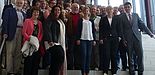Foto (Universität Paderborn): Ehemalige der Wirtschaftswissenschaften mit Gastrednerin Dipl.-Ing. Architektin Catrin Hedwig vom Bau- und Liegenschaftsbetrieb NRW (vorne, 2. v. r.) und Dekan Prof. Dr. Martin Schneider (vorne, 1. v. r.).