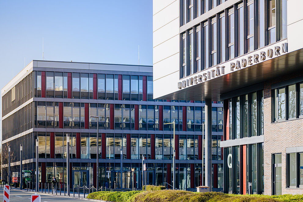 Haupteingang mit Gebäuden I (links) und Q (rechts) 