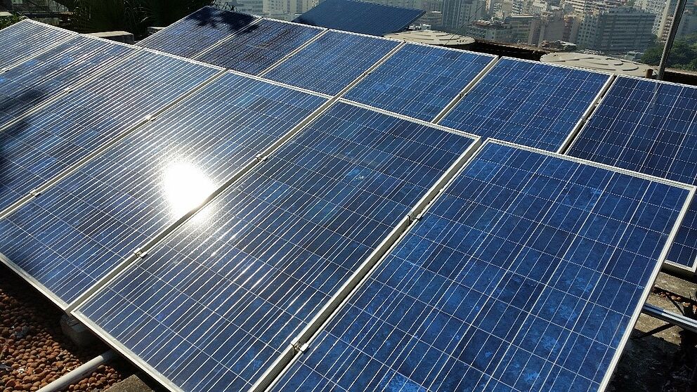 Foto (Universität Paderborn, Stefan Krauter): Photovoltaik-Installation in Rio de Janeiro: Auf dem Kongress RIO15 wollen Experten und Politiker über den Ausbau der Solartechnik in Brasilien diskutieren.