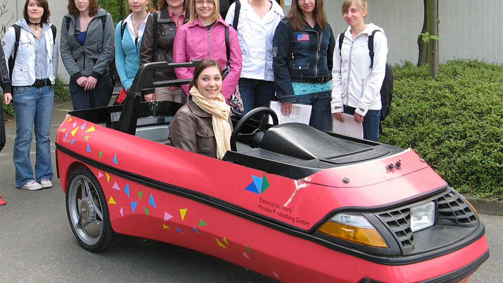 Foto (Zhiyu Cao): Heute Vorfahrt für Mädchen: Schülerinnen testen das Hybrid-Kart der Universität Paderborn beim Girls’ Day.