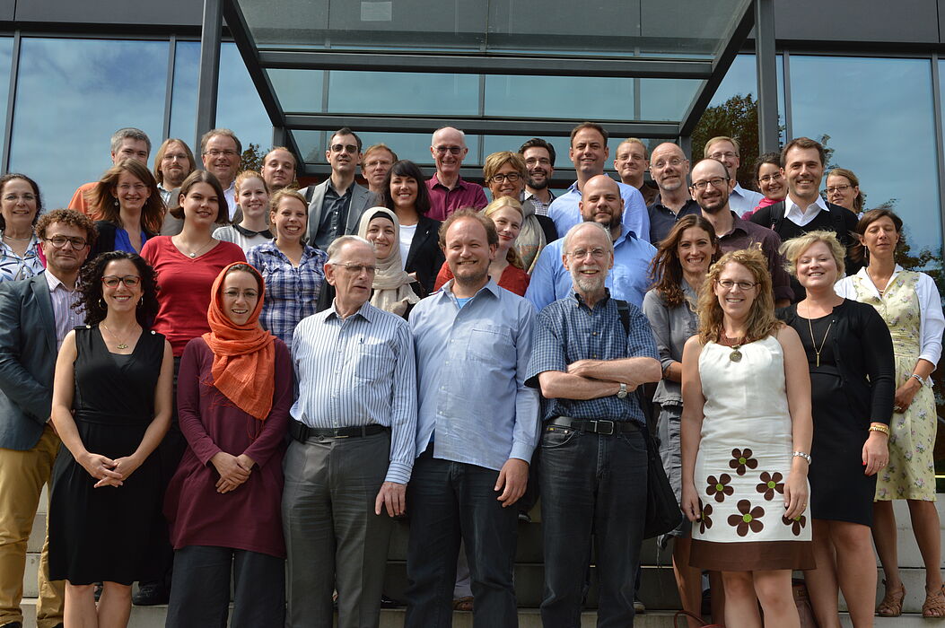 Foto (Universität Paderborn, Tuba Isik): Gruppenfoto: Die vorderste Reihe zeigt (v. l.) Dr. Emma O`Donnell, Dr. Muna Tatari, Prof. Thom Sicking, Prof. Klaus von Stosch, Prof. Francis X. Clooney und Prof. Michelle Voss Roberts.