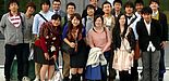 Foto (Universität Paderborn): Über den erfolgreichen Abschluss der Summer School freuen sich mit den Studierenden aus Tohoku Prof. Dr. Martin Schneider, Dekan der Fakultät für Wirtschaftswissenschaften, und Prof. Dr. Stefan Jungblut, Programmkoordinat