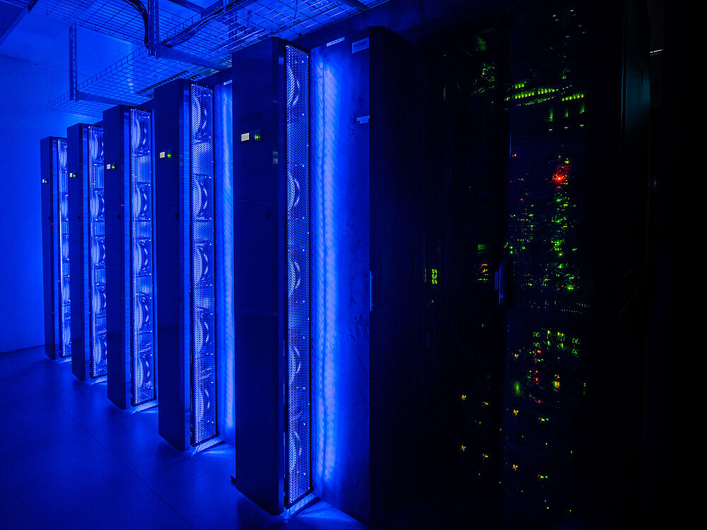 Server, die blau in einem verdunkelten Raum leuchten
