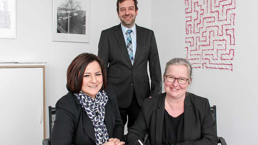 Foto (Universität Paderborn, Johannes Pauly): Vertragsunterzeichnung für den Hochleistungscomputer: (v. l.) Nurcan Rasig (Firma Cray), Prof. Dr. Christian Plessl und Simone Probst.