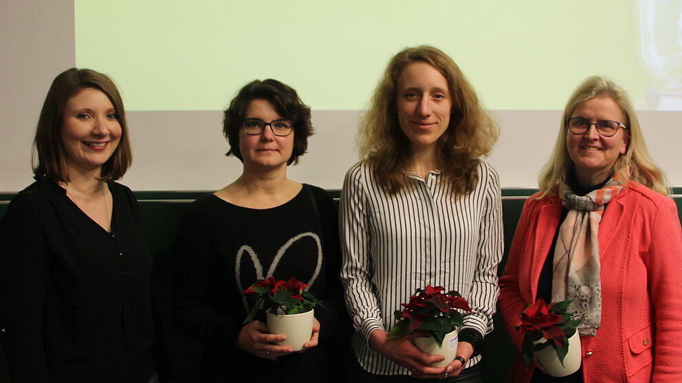 Foto: Das Podium (v. l. n. r.): Katharina Strothmann (Moderation), Julia Geneberg, Kim Scharr und Prof. Dr.-Ing. Eva Schwenzfeier-Hellkamp